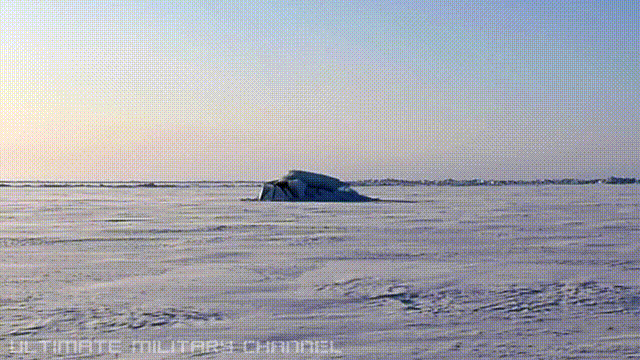 潜艇撞破冰层浮出水面